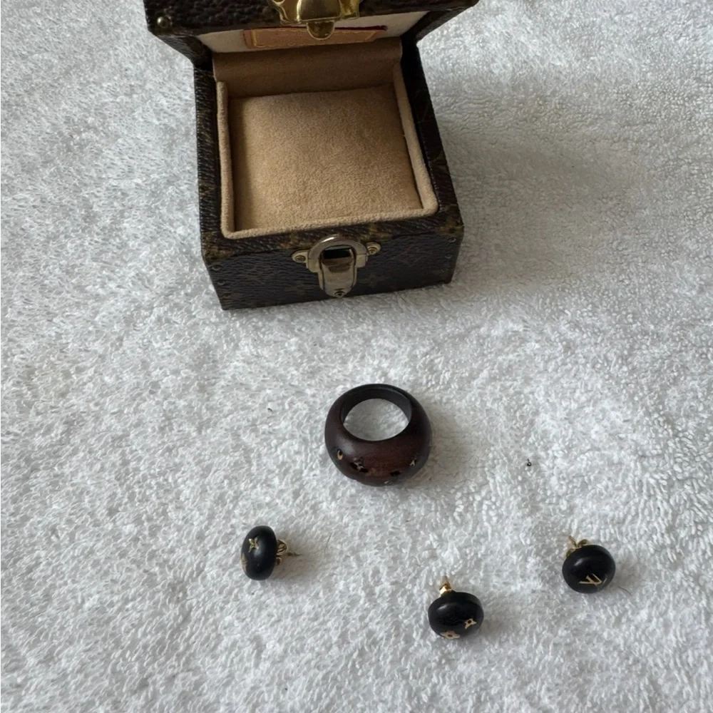 Louis Vuitton Gold and Brown Earrings & Ring with Elegant Design - Picture 2 of 4